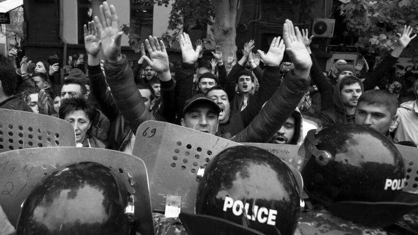 У Єревані масові протести: люди штурмують будівлю уряду
