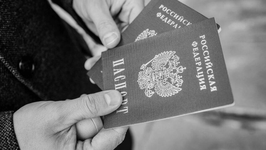 Окупанти складають списки українців, які не беруть російські паспорти