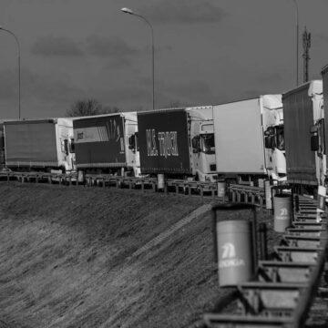 Україна евакуюватиме водіїв вантажівок із заблокованого польського кордону