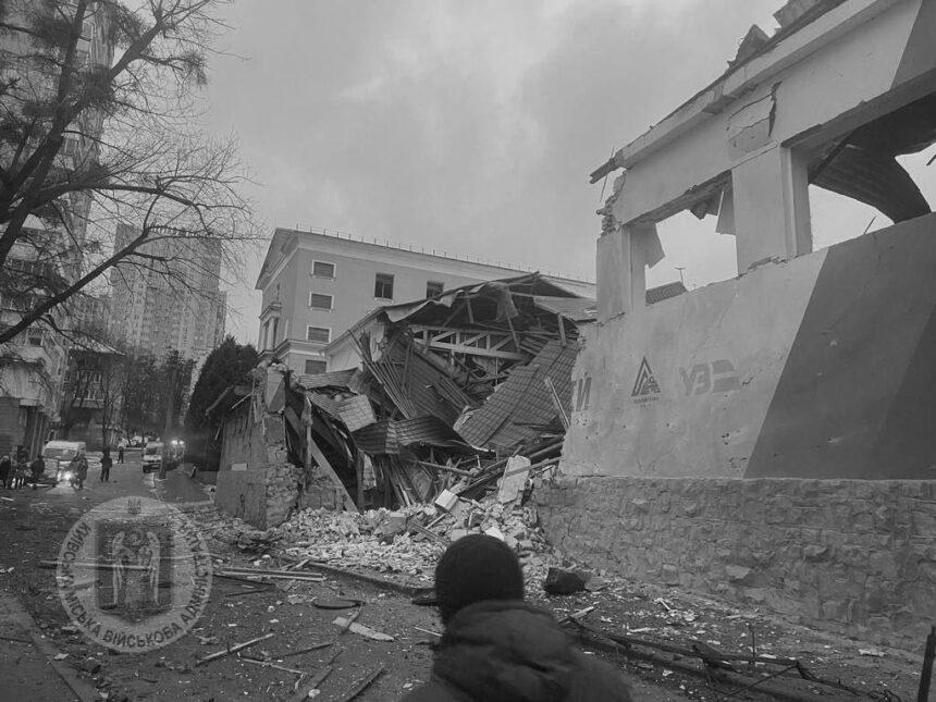 Внаслідок ракетного удару по Києву вже відомо про одну загиблу жінку та чотирьох поранених