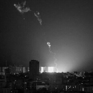 Київ під ракетною атакою: зафіксовано влучання, у місті проблеми зі світлом