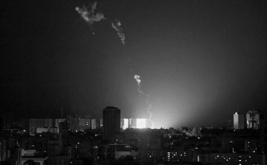 Київ під ракетною атакою: зафіксовано влучання, у місті проблеми зі світлом