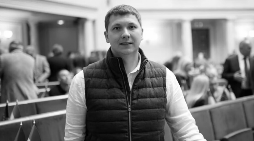 Ще один “слуга народу” достроково складає мандат