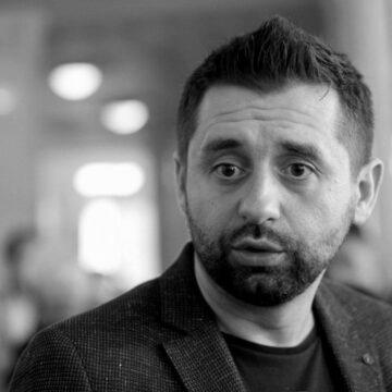 how_putin_falls_board_2c Арахамія про розкол “Слуги народу”