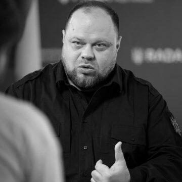 Стефанчук пояснив, чому не всіх депутатів випускають за кордон