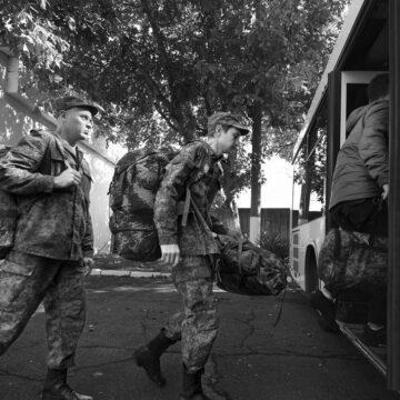 Росіянам почнуть розсилати електронні повістки та обмежать виїзд з країни
