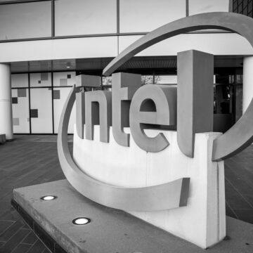 Акції Intel впали на 30% через конкуренцію в ШІ, яка шкодить прогнозам