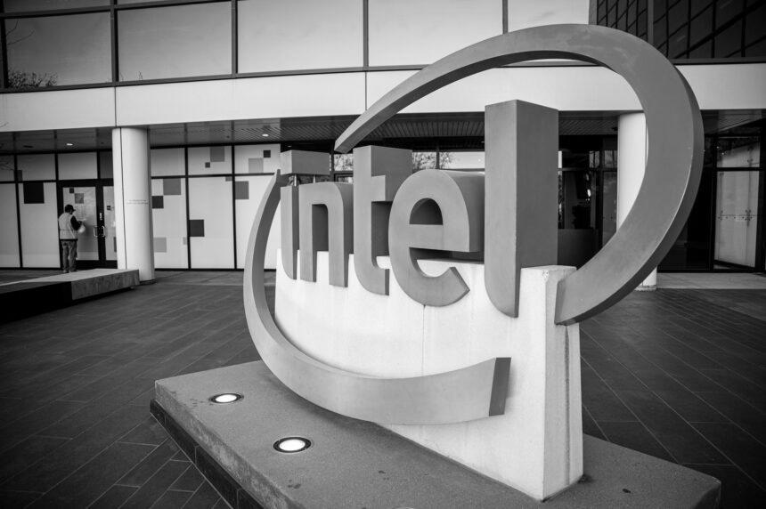Акції Intel впали на 30% через конкуренцію в ШІ, яка шкодить прогнозам