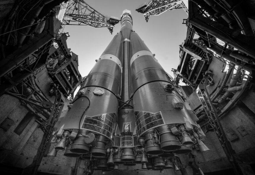 США вважають, що росія запустила космічну зброю на шляху американського супутника: Reuters