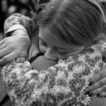 FILE PHOTO: Valeriia, who was taken to Russia, embraces her mother Anastasiia after returning via the Ukraine-Belarus border, in Kyiv Тисячі дітей з України перевиховуватимуть у кремлівських таборах