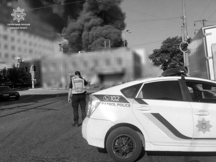 В Одесі піднімається величезний стовп диму після атаки