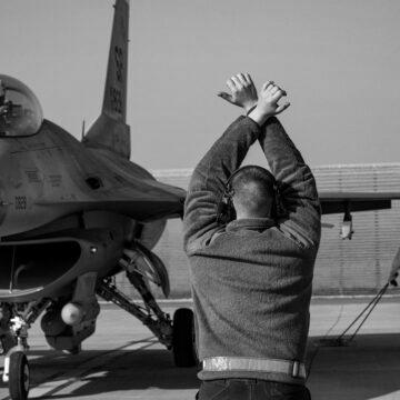 Підготовка українських пілотів на F-16 затягнулась: в Повітряних силах розкрили причини