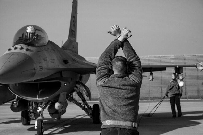 Підготовка українських пілотів на F-16 затягнулась: в Повітряних силах розкрили причини