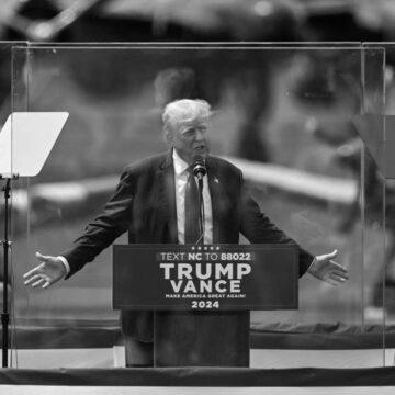 0_1 Трамп за куленепробивним склом: перший виступ після замаху