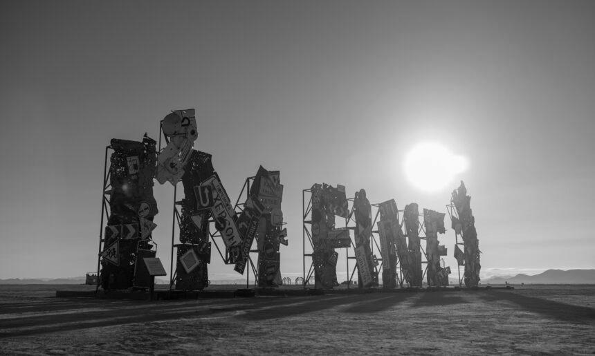 Інсталяція ‘I’m Fine’ на Burning Man викликала неоднозначну реакцію серед українців”