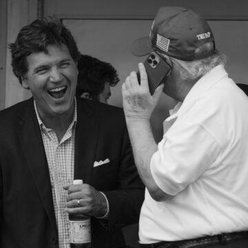 “Найбільший концерт наживо” – Карлсон анонсував інтерв’ю з Трампом