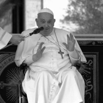 Папа Римський знову несподівано з’явився на публіці і промовив 6 слів