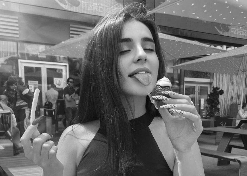 Гола Анна Трінчер в жакеті та кольє за майже $200 тис. показала витончену фігуру: фото