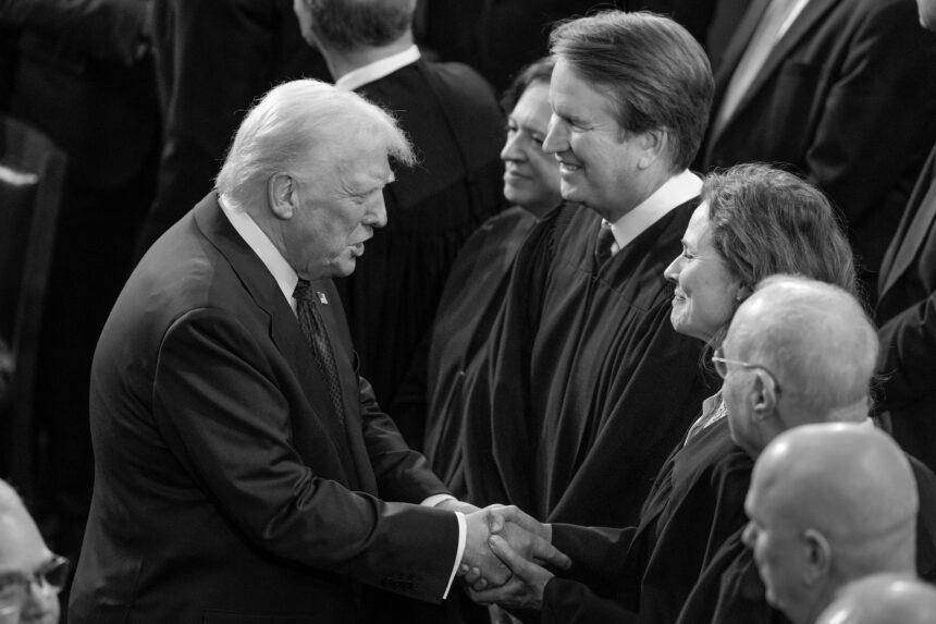 Суд США дозволив Трампу тимчасово відновити мита