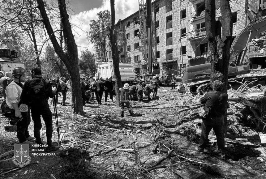 Удар РФ по багатоповерхівці у Києві: загинула 11-річна дівчинка та її мама