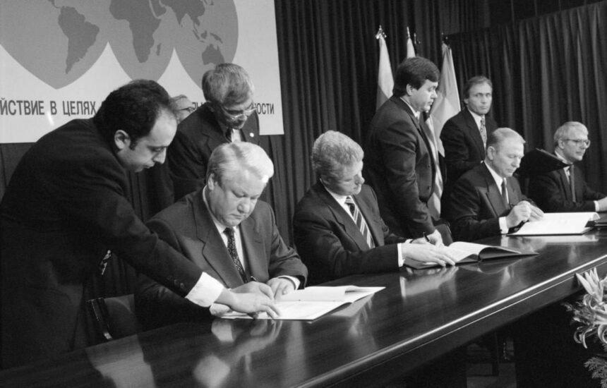 1 червня 1996 року: Україна відмовилася від ядерного арсеналу, виконавши Будапештський меморандум