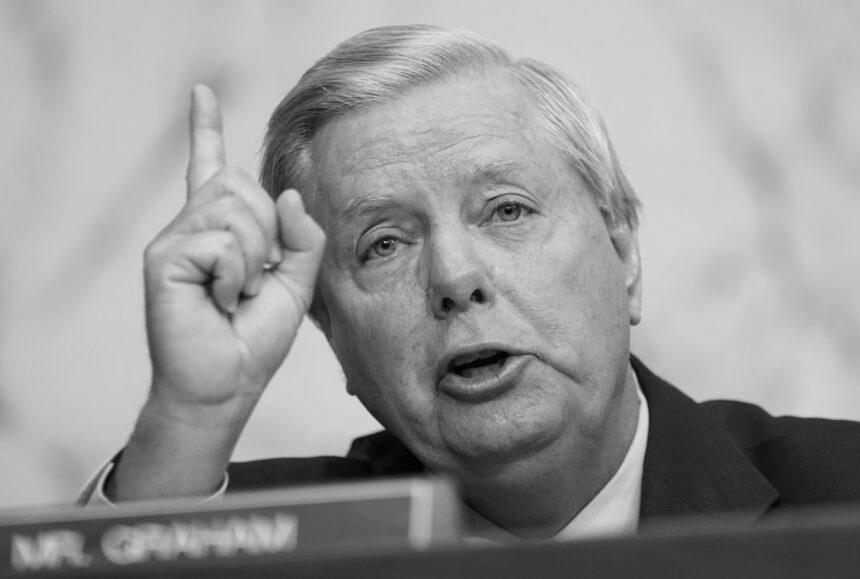 Сенатор Ліндсі Грем прокоментував заяву Медведєва та просуває санкції проти Росії