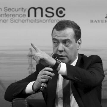 “Все робимо правильно”: Медведєв висміяв митні плани Трампа проти БРІКС