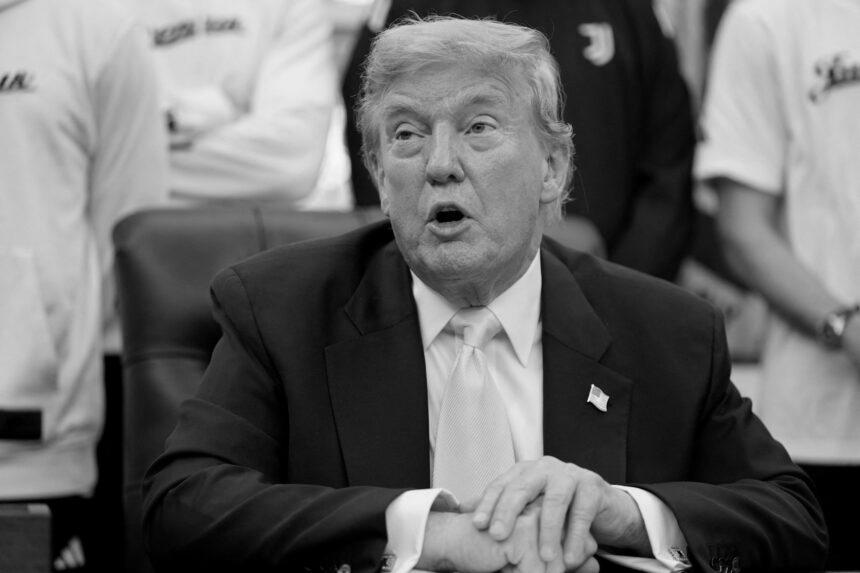 Трамп пообіцяв більше зброї Україні: “Вони повинні захищатися”