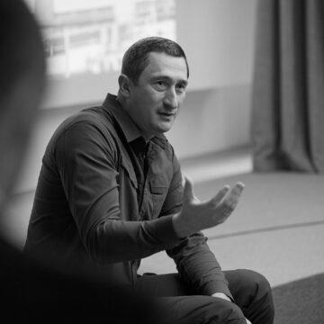 Абсурд на службі: як віцепрем’єр під слідством не складає повноваження — і ще збирається «повертати» українців із-за кордону
