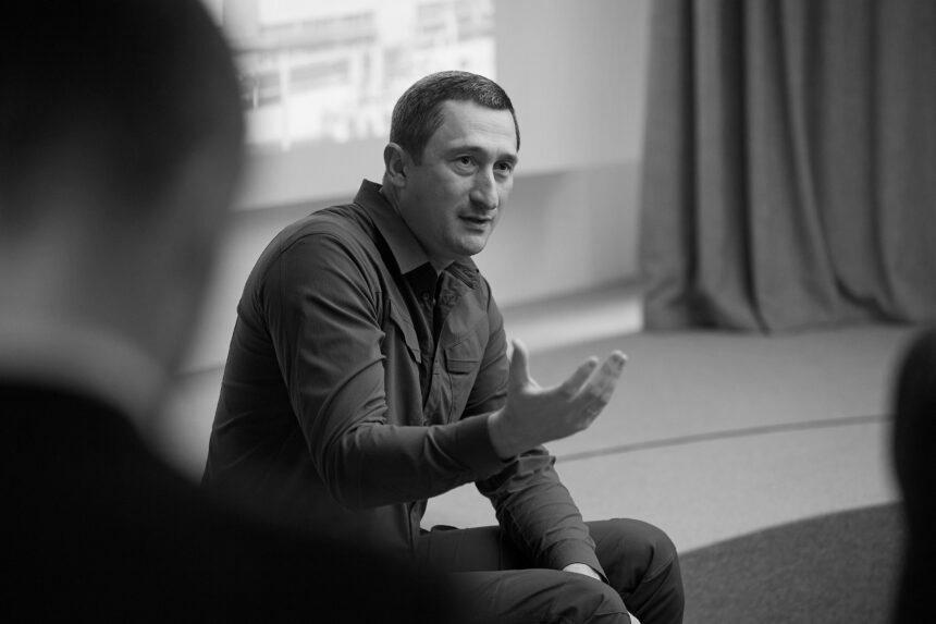 Абсурд на службі: як віцепрем’єр під слідством не складає повноваження — і ще збирається «повертати» українців із-за кордону