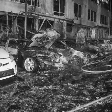 Атака РФ на Одесу: згоріли автомобілі, вибито вікна, поранено людину