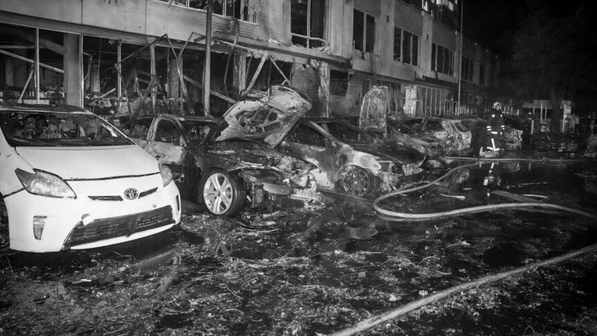 Атака РФ на Одесу: згоріли автомобілі, вибито вікна, поранено людину