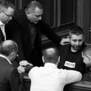 Витік листування фракції “Слуга народу”: як у Раді розгорталася історія з повноваженнями НАБУ та САП