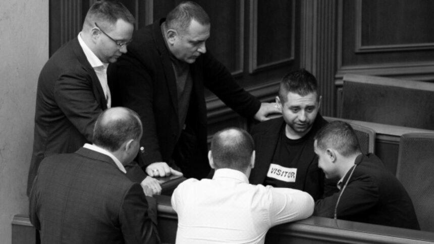 Витік листування фракції “Слуга народу”: як у Раді розгорталася історія з повноваженнями НАБУ та САП