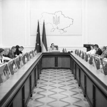 Чоловікам дозволили виїзд за кордон. Не всім.