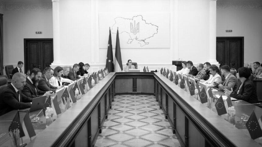 Чоловікам дозволили виїзд за кордон. Не всім.