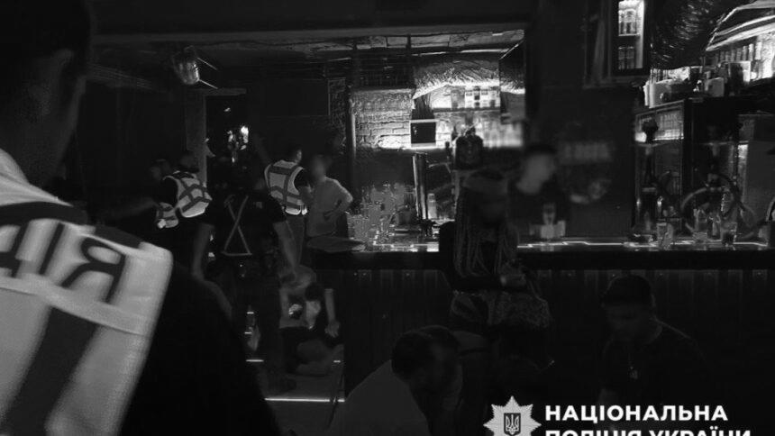 Поліція Києва влаштувала середньовічне шоу нетерпимості: рейд у гей-клубі закінчився брутальністю та крадіжкою