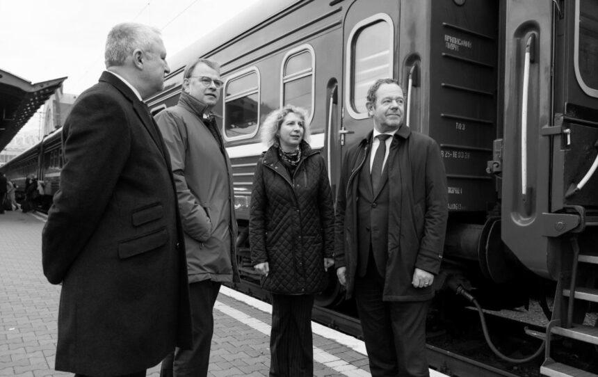 До Києва прибув глава МЗС Нідерландів До Києва прибув глава МЗС Нідерландів