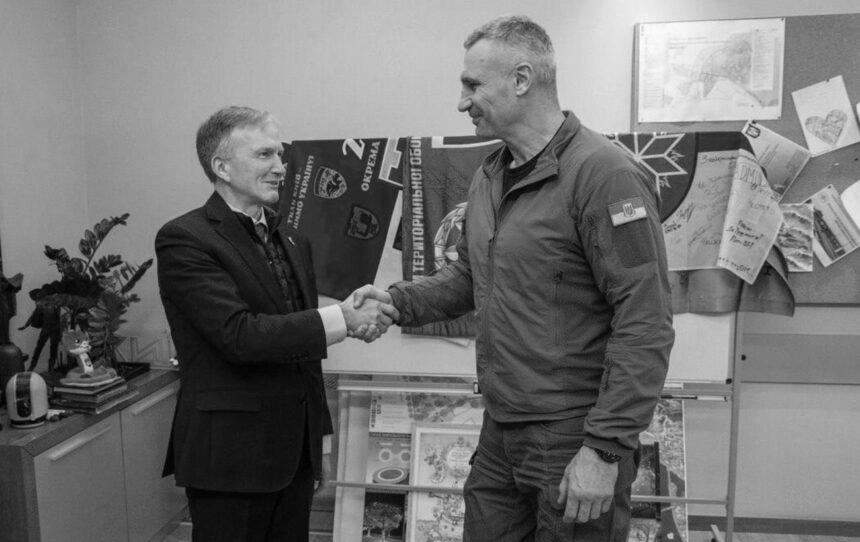 Кличко обговорив з послами відновлення пошкоджених обстрілами будинків у Києві