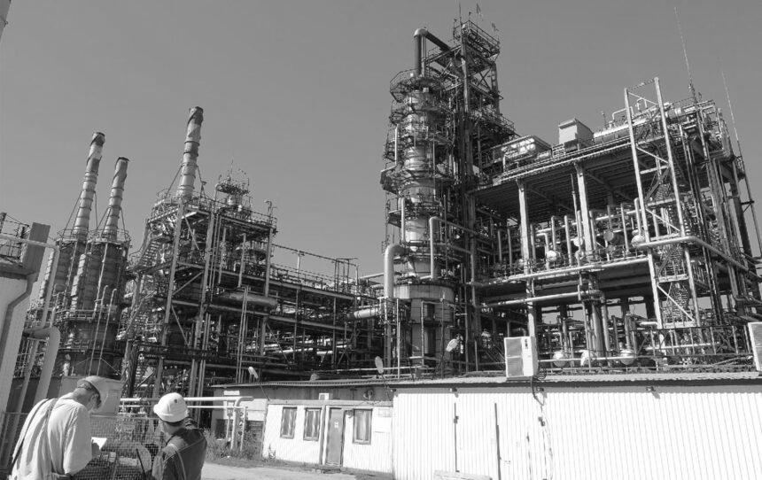 Російський нафтопереробний завод зупиняє потужності: що відомо Російський нафтопереробний завод зупиняє потужності: що відомо