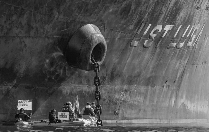 Санкції США почали діяти: танкер з російською нафтою розвернувся дорогою до Індії