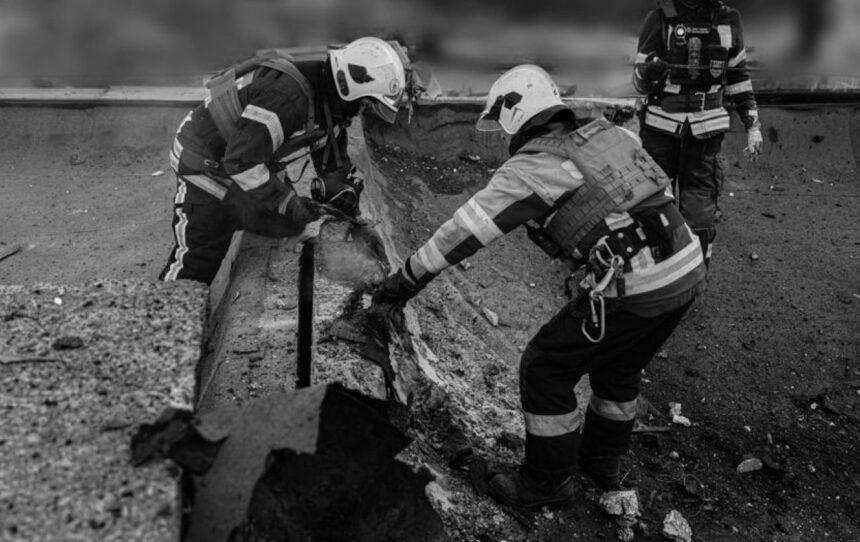 Росіяни вдарили дроном по багатоповерхівці в Сумах, є постраждала (фото, відео) Росіяни вдарили дроном по багатоповерхівці в Сумах, є постраждала (фото, відео)