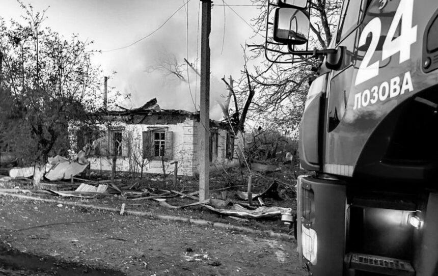 Росіяни вдарили по Лозовій на Харківщині: горить будинок, постраждали жінки