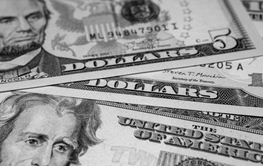 НБУ оновив курс долара: скільки коштує валюта