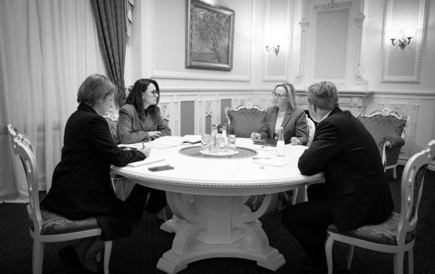 Свириденко у Києві зустрілася з міністром Сухопутних військ США