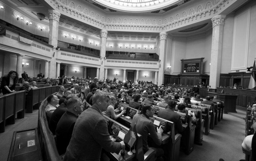 У Раді знову заблокували трибуну перед голосуванням за відставку Гринчук та Галущенка