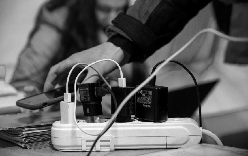 Техніка може "згоріти": як уберегтися від стрибків напруги під час відключень світла Техніка може “згоріти”: як уберегтися від стрибків напруги під час відключень світла