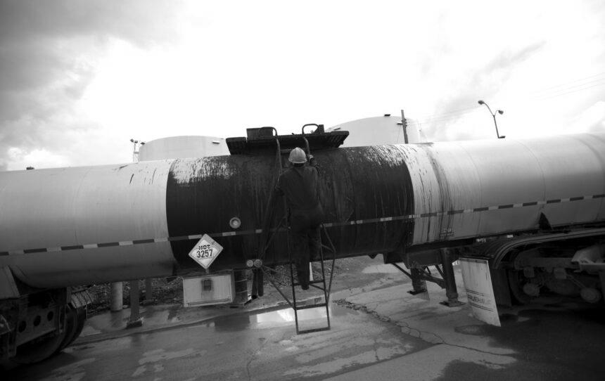 Ціни на нафту падають на тлі санкцій США проти російських гігантів