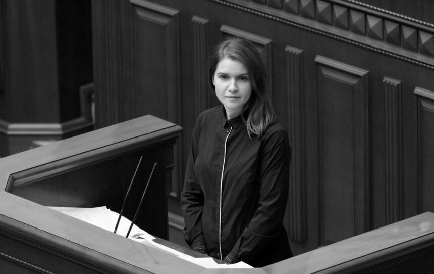 Безугла заблокувала трибуну Ради: між депутатами виникла штовханина Безугла заблокувала трибуну Ради: між депутатами виникла штовханина