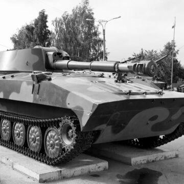 Десантники показали відео знищення російської САУ "Гвоздика" на Курщині Десантники показали відео знищення російської САУ “Гвоздика” на Курщині